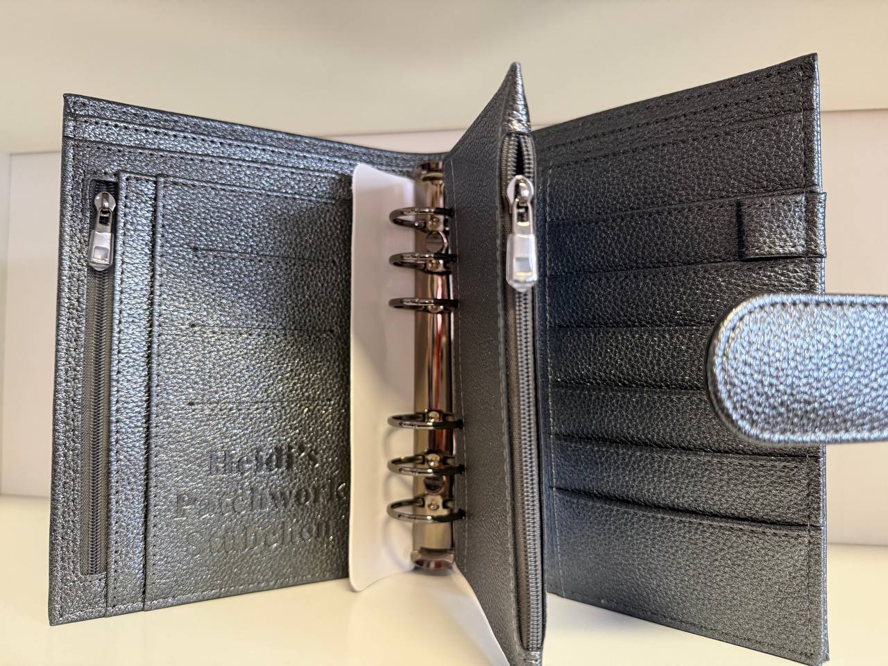 Leo Binder & Glitzer Deluxe Binder A6 Schwarz glänzende Hardware